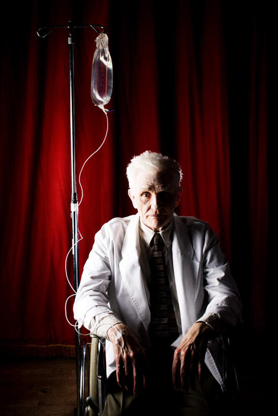 西方人,一个人,坐,竖图,室内,白天,正面,欧洲,欧洲人,仅一个男性,仅一个人,工具,注视,红色,轮椅,复健,观察,看,仅一个老年男性,康复,器械,针管,针筒,打针,注射,帷幕,观看,察看,医疗,医疗设备,注射器,输液,关注,帷幔,医疗器械,幕布,医疗工具,幕帘,打点滴,输液瓶,静脉输液,辅助设备,帷幔布,老年男性,男人,男性,白种人,坐着,半身,彩图