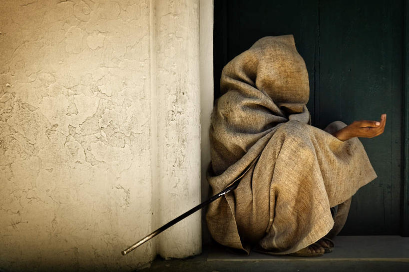 西方人,一个人,横图,室外,白天,正面,欧洲,欧洲人,仅一个男性,仅一个人,墙,墙壁,墙面,拾荒者,仅一个年轻男性,乞丐,贫困,贫穷,乞讨,困难,叫花子,叫化子,贫苦,穷苦,清苦,清贫,男人,男性,年轻男性,白种人,彩图,全身