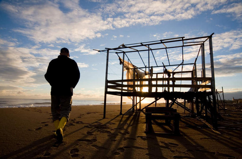 西方人,一个人,渔夫,横图,室外,白天,仰视,海浪,海洋,欧洲,欧洲人,仅一个男性,仅一个人,阴影,光线,影子,地平线,浪花,云,云朵,辽阔,地面,云彩,仅一个年轻男性,蓝色,白云,蓝天,天空,阳光,海水,天,广阔,晴朗,一望无际,延伸,海景,天地相交,无边无际,一马平川,男人,男性,年轻男性,白种人,捕鱼人,打鱼人,大海,风浪,海,海水的波动,近岸浪,涌浪,晴空,彩图,低角度拍摄,全身