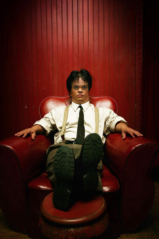 西方人,一个人,病人,坐,竖图,室内,白天,正面,聚会,奢侈,夜生活,沙发,欧洲,欧洲人,仅一个男性,仅一个人,仅一个中年男性,注视,娱乐,一个,红色,观察,看,休闲,放松,单个,观看,夜店,察看,关注,残疾,残疾人,伤残,残障,弱势群体,侏儒,男人,男性,中年男性,白种人,患者,就医者,坐着,半身,彩图,皮沙发