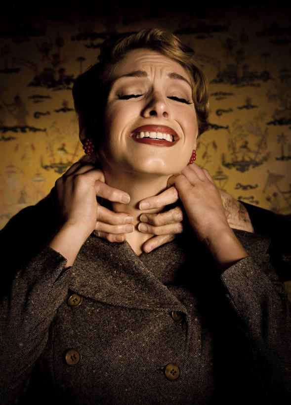 西方人,两个人,站,竖图,室内,白天,正面,欧洲,欧洲人,握,服装,墙,拿,拿着,休闲装,墙壁,墙面,衣服,站着,休闲,疼痛,休闲服,掐,握着,服饰,悲伤,痛苦,谋杀,疾苦,苦楚,歹徒,暴徒,男人,男性,年轻男性,年轻女性,女人,女性,白种人,站立,半身,彩图