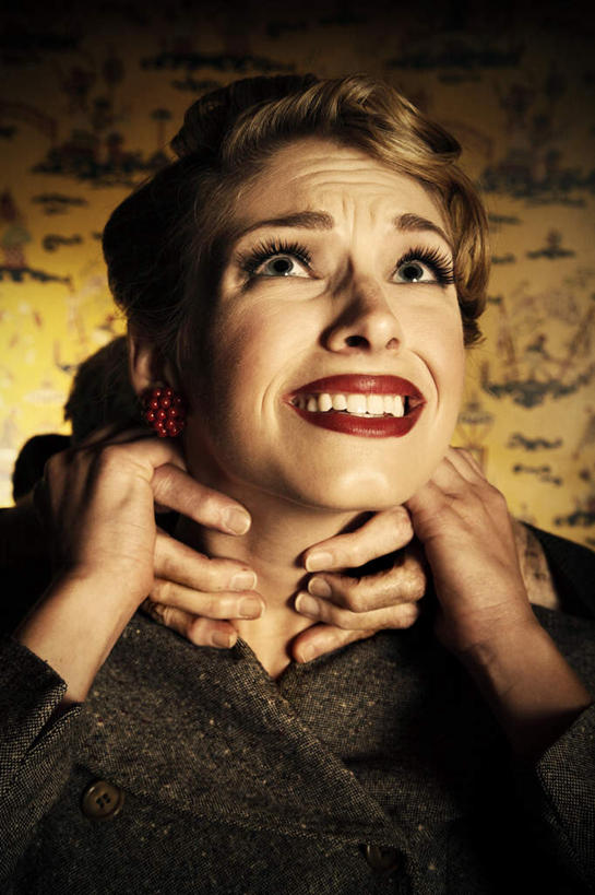 西方人,脸,头,眼睛,脸颊,眉毛,睫毛,两个人,笑,微笑,露齿笑,竖图,室内,白天,正面,欧洲,欧洲人,瞳孔,注视,观察,看,掐,眼部,观看,察看,恐怖,关注,可怕,谋杀,可骇,歹徒,暴徒,恐惧,男人,男性,年轻男性,年轻女性,女人,女性,白种人,头部,睫,脸部,脸蛋,眉,面部,眼,眼睫毛,眼眉,半身,彩图,眼眉毛