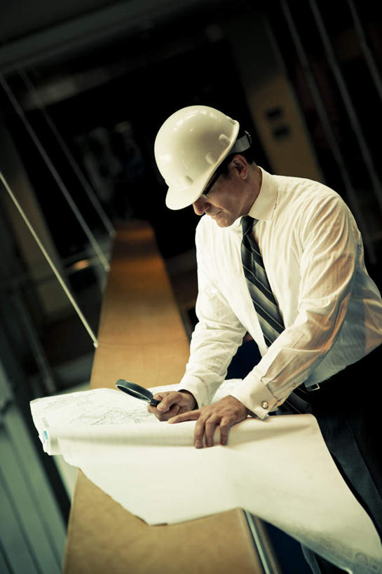 西方人,一个人,商务人士,商务男性,站,竖图,室内,特写,白天,侧面,衬衫,仪器,帽子,欧洲,欧洲人,仅一个男性,仅一个人,握,套装,检查,模糊,反射,分析,科学,放大镜,头盔,图纸,设计图,拿,拿着,注视,仅一个年轻男性,安全帽,观察,看,站着,清晰,探索,握着,放大,观看,仔细,透镜,察看,凸透镜,聚焦,关注,商务装,工程图,草图,蓝图,工薪阶层,光学,清楚,含糊,恍惚,模胡,依稀,隐约,男人,男性,年轻男性,白种人,白领,上班族,设计,站立,半身,彩图,衬衣