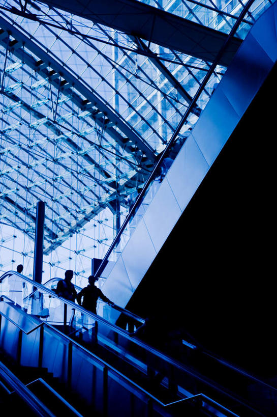 西方人,三个人,商务人士,商务男性,站,竖图,室内,白天,仰视,衬衫,天花板,电梯,欧洲,欧洲人,一排,套装,模糊,整齐,电动扶梯,自动扶梯,运输工具,注视,排列,观察,看,站着,观看,察看,队列,关注,商务装,工薪阶层,含糊,恍惚,模胡,依稀,隐约,男人,男性,年轻男性,白种人,白领,上班族,站立,半身,彩图,低角度拍摄,衬衣,扶手电梯,升降设备,运输带,自动行人电梯,电扶梯