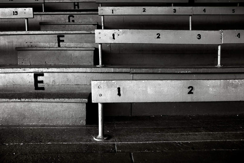 无人,体育馆,运动场,横图,黑白,室内,白天,正面,楼梯,金属制品,金属,英文,标志,数字,文字,字符,字母,阶梯,看台,标识,体育场,标记,台阶,英文字母,昏暗,运动馆,表记,标帜,灰暗,晦暗