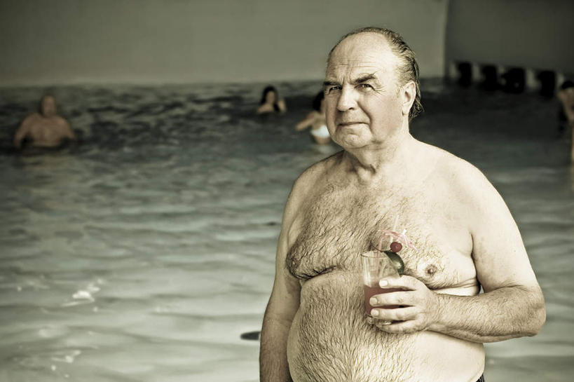 西方人,一个人,体育馆,游泳池,站,横图,室外,白天,正面,水,杯子,欧洲,欧洲人,仅一个男性,仅一个人,握,水池,水面,水中,拿,拿着,注视,泳池,裸露,玻璃制品,一只,水杯,观察,看,站着,仅一个老年男性,握着,观看,察看,游泳馆,暴露,关注,袒露,老年男性,男人,男性,白种人,玻璃杯,站立,半身,彩图