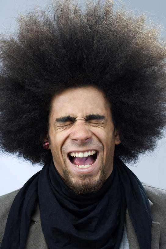 西方人,头发,一个人,闭眼,竖图,室外,特写,白天,正面,欧洲,欧洲人,仅一个男性,仅一个人,云,云朵,云彩,仅一个年轻男性,蓝色,白云,蓝天,天空,天,张嘴,晴朗,蓬松,疯狂,爆炸头,张大嘴巴,疏松,男人,男性,年轻男性,白种人,晴空,张开嘴,闭眼睛,闭着眼,闭着眼睛,半身,彩图