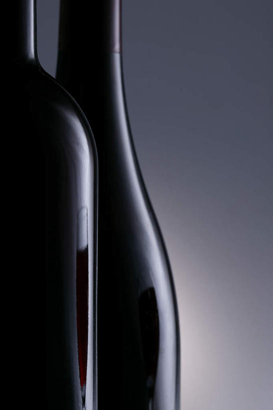 无人,竖图,室内,白天,正面,紫色背景,红酒瓶,玻璃制品,酒瓶,玻璃瓶,瓶子,两只,摄影,影棚,放置,搁置,安排,彩图,影棚拍摄,拍摄