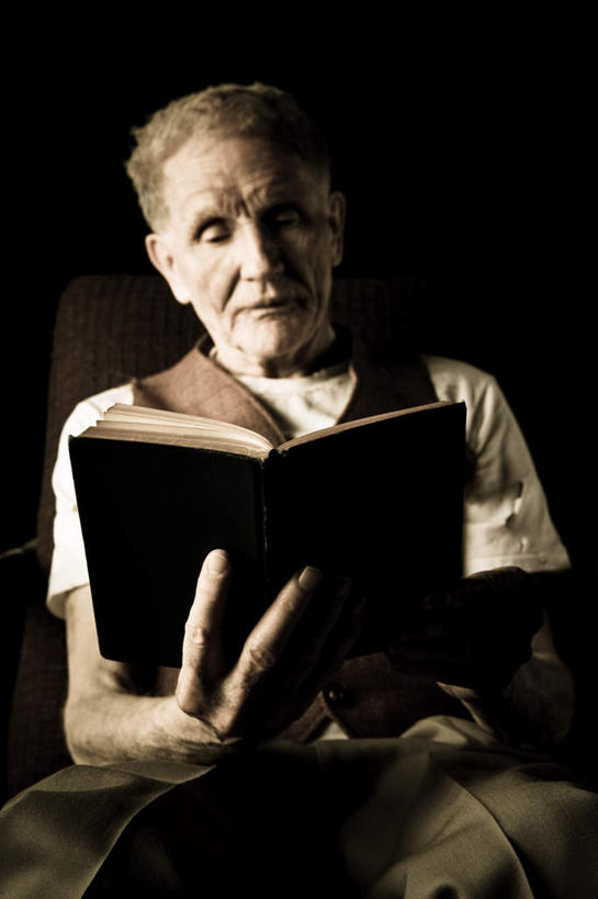 西方人,一个人,坐,竖图,室内,白天,正面,看书,阅读,书籍,欧洲,欧洲人,仅一个女性,仅一个人,一本,握,学习,拿,拿着,书本,看,读书,浏览,握着,仅一个老年女性,昏暗,灰暗,晦暗,老年女性,女人,女性,白种人,书,图书,坐着,半身,彩图