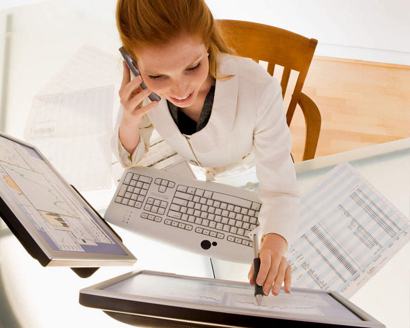 西方人,脸,头,脸颊,手,一个人,商务人士,商务女性,坐,笑,说,打电话,微笑,露齿笑,横图,俯视,室内,特写,白天,讨论,电脑,显示器,鼠标,键盘,地板,桌面,桌子,电话,手机,椅子,欧洲,欧洲人,仅一个年轻女性,仅一个女性,仅一个人,握,套装,网络,木制,笔,点,木椅,办公用品,地面,拿,拿着,输入设备,通讯设备,木地板,文具,木制品,学习用品,手部,台式电脑,握着,文具用品,通信设备,商务装,工薪阶层,输出设备,交流,年轻女性,女人,女性,白种人,头部,脸部,脸蛋,面部,白领,上班族,沟通,讲话,交谈,商讨,说话,谈话,通话,坐着,半身,彩图,高角度拍摄