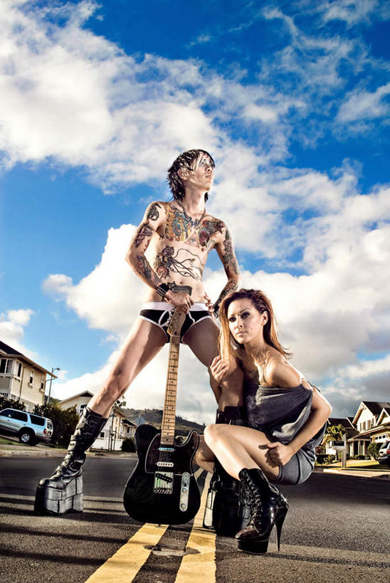 西方人,手,两个人,家,站,蹲,竖图,室外,白天,正面,裙子,旅游,度假,道路,路,路灯,公路,照明,欧洲,欧洲人,握,阴影,连衣裙,光线,影子,房屋,屋子,云,云朵,灯光,分界线,吉他,乐器,弦乐器,停车线,交通,拿,云彩,拿着,注视,娱乐,楼房,裸露,住宅,灯,黄色,蓝色,白云,蓝天,天空,阳光,抹胸,天,观察,看,站着,享受,休闲,手部,放松,握着,观看,车行道,车行道分界线,照亮,察看,照明设备,关注,弹拨弦鸣乐器,标线,裸,车行线,抹胸裙,男人,男性,年轻男性,年轻女性,女人,女性,白种人,马路,蹲着,站立,彩图,全身,房子,弹拨弦乐器