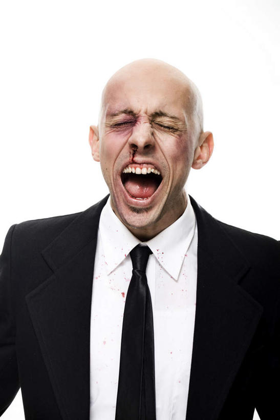 西方人,脸,头,脸颊,牙齿,秃头,一个人,商务人士,商务男性,站,闭眼,竖图,室内,特写,白天,白色背景,正面,衬衫,欧洲,欧洲人,仅一个男性,仅一个人,一排,套装,生气,整齐,排列,仅一个年轻男性,白色,站着,张嘴,血液,愤怒,摄影,影棚,队列,发怒,商务装,情绪,脾气,张大嘴巴,工薪阶层,鲜血,忿怒,怨恨,强烈,鼻血,激动,男人,男性,年轻男性,白种人,头部,光头,无发,齿,脸部,脸蛋,面部,牙,牙龈,白领,上班族,张开嘴,闭眼睛,闭着眼,闭着眼睛,站立,半身,彩图,影棚拍摄,衬衣,拍摄