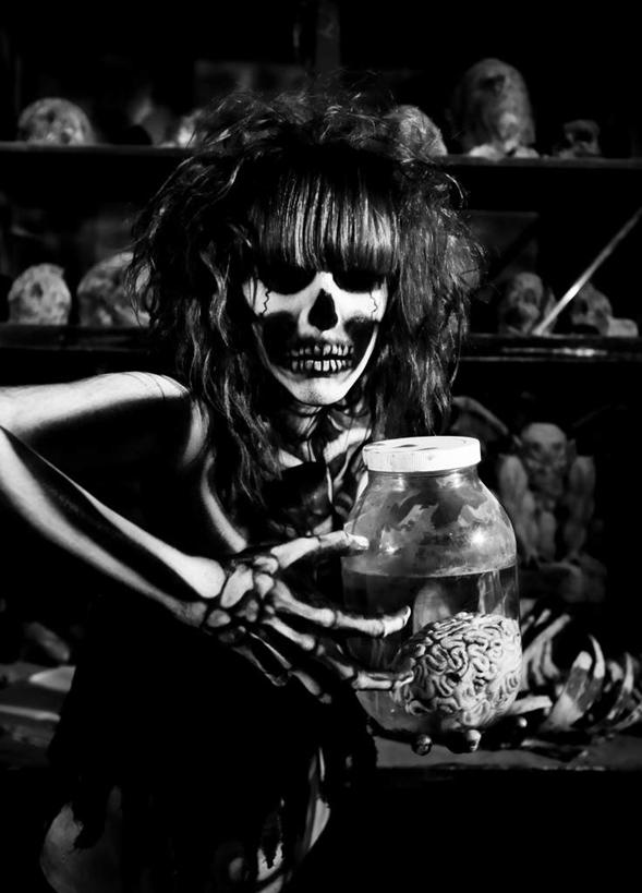 西方人,手,一个人,站,竖图,室内,特写,白天,正面,欧洲,欧洲人,仅一个年轻女性,仅一个女性,仅一个人,握,节日,庆祝,拿,拿着,文化,瓶子,站着,庆典,手部,万圣节,握着,纪念,骷髅头,年轻女性,女人,女性,白种人,站立,半身,彩图