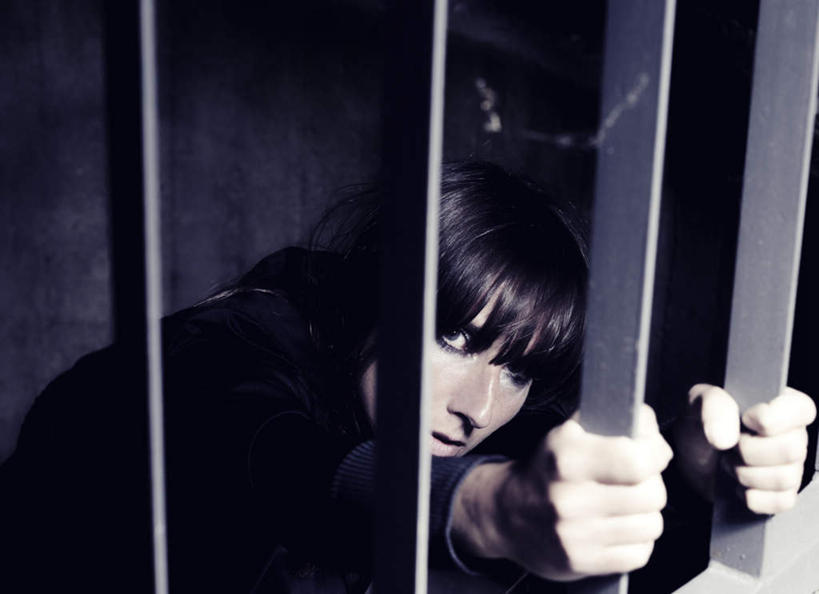 西方人,脸,头,脸颊,手,一个人,站,横图,室内,特写,白天,正面,欧洲,欧洲人,仅一个年轻女性,仅一个女性,仅一个人,握,阴影,光线,影子,拿,拿着,注视,铁窗,阳光,观察,看,站着,手部,握着,监狱,观看,犯罪,察看,监禁,犯法,束缚,关注,囚服,关押,监牢,牢狱,监管,禁闭,年轻女性,女人,女性,白种人,头部,脸部,脸蛋,面部,看守,站立,半身,彩图