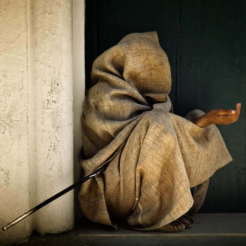 西方人,一个人,蹲,举,方图,室内,白天,侧面,欧洲,欧洲人,仅一个女性,仅一个人,被子,拾荒者,托,仅一个中年女性,乞丐,裹,不幸,乞讨,可怜,叫花子,叫化子,女人,女性,中年女性,白种人,蹲着,举起,举手,举着,向上举,向上伸,向上托,彩图,全身