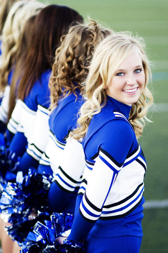 西方人,脸,头,眼睛,鼻子,嘴,耳朵,脸颊,眉毛,睫毛,笑,微笑,露齿笑,竖图,室外,白天,正面,运动服,草地,草坪,植物,欧洲,欧洲人,瞳孔,阴影,服装,装饰,反射,影子,许多人,注视,草,衣服,绿色,观察,看,一群人,眼部,服饰,观看,华丽,修饰,点缀,察看,衣着,穿着,关注,拉花,拉拉队,衬托,美观,雅致,雅观,衣饰,白种人,头部,鼻,鼻孔,耳,耳部,睫,口,口腔,脸部,脸蛋,眉,面部,眼,眼睫毛,眼眉,嘴巴,嘴唇,半身,彩图,眼眉毛,运动装