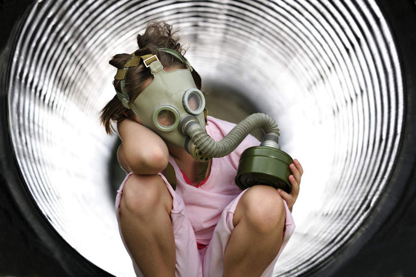 西方人,儿童,手,一个人,蹲,横图,室内,白天,正面,纯洁,安全,照明,欧洲,欧洲人,仅一个女性,仅一个人,握,分离,面具,器材,防护,过滤,拿,分开,拿着,小孩,灯具,仅一个小孩,手部,隔断,可爱,童年,童趣,握着,遮掩,探照灯,保护,隔离,照亮,掩盖,遮挡,照明设备,面罩,净化,间隔,防毒面具,童真,烂漫,无邪,遮盖,摄影灯,掩饰,断绝,隔开,屏蔽,屏绝,远离,中断,阻遏,阻隔,导气管,防护器材,滤毒罐,影棚灯,天真,女孩,女人,女性,白种人,孩子,蹲着,半身,彩图,女生