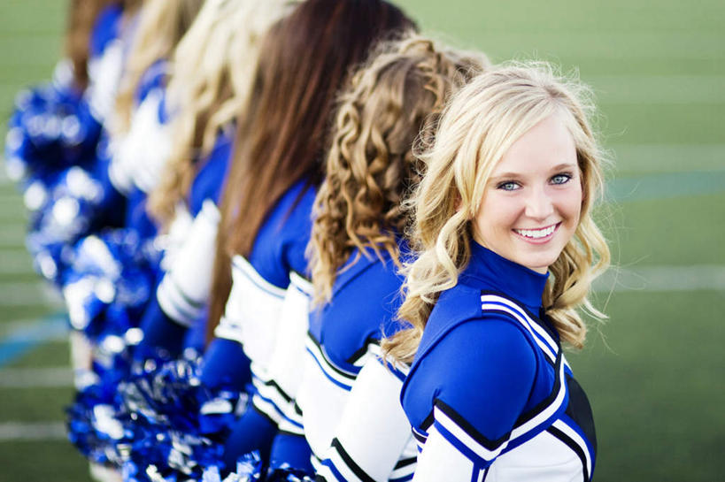 西方人,站,笑,微笑,露齿笑,横图,室外,特写,白天,正面,制服,欧洲,欧洲人,一排,阴影,朦胧,模糊,整齐,鲜艳,光线,影子,许多人,美丽,漂亮,排列,蓝色,白色,阳光,站着,一群人,优美,队列,摩登,艳丽,啦啦队,斑斓,标致,瑰丽,娇艳,锦绣,娟秀,俊丽,奇丽,俏丽,时兴,秀丽,年轻女性,女人,女性,白种人,站立,半身,彩图