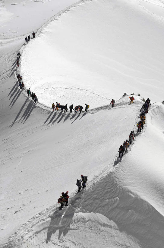 西方人,攀登,竖图,俯视,室外,白天,旅游,度假,山,雪,雪山,大雪,欧洲,欧洲人,阴影,光线,影子,冰,积雪,山峰,雪景,冬季,冬天,山峦,许多人,娱乐,阳光,一群人,享受,休闲,放松,寒冷,冰冷,户外运动,严寒,冰凉,酷寒,凛冽,凛凛,极冷,白种人,攀爬,彩图,高角度拍摄,全身,攀缘