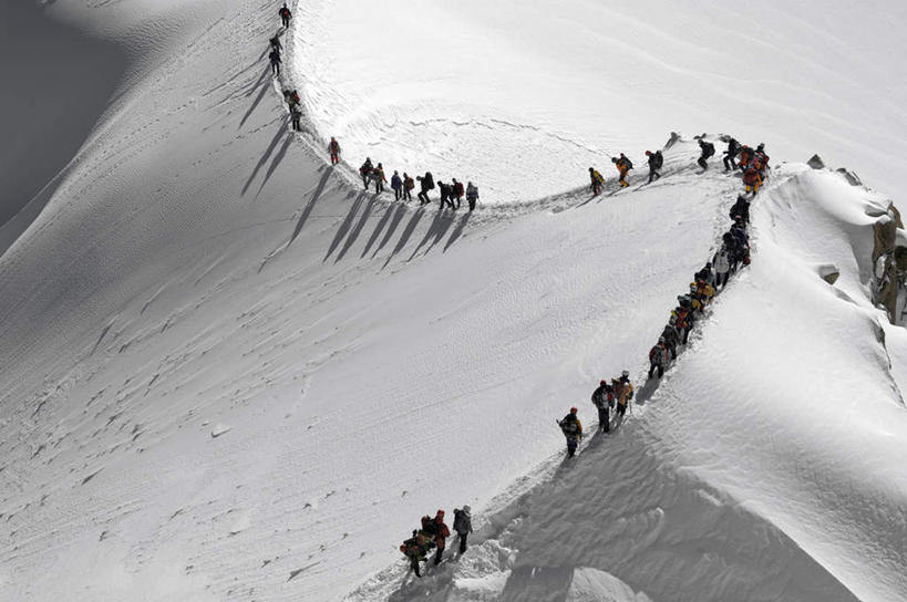 西方人,攀登,横图,俯视,室外,白天,旅游,度假,山,雪,雪山,大雪,欧洲,欧洲人,阴影,光线,影子,冰,积雪,山峰,雪景,冬季,冬天,山峦,许多人,娱乐,阳光,一群人,享受,休闲,放松,寒冷,冰冷,户外运动,严寒,冰凉,酷寒,凛冽,凛凛,极冷,白种人,攀爬,彩图,高角度拍摄,全身,攀缘