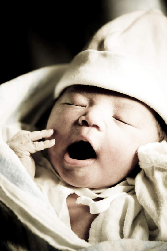 西方人,婴儿,儿童,脸,头,脸颊,一个人,闭眼,睡,竖图,俯视,室内,白天,婴儿服装,纯洁,帽子,欧洲,欧洲人,仅一个人,小孩,张嘴,可爱,活泼,哈欠,宝宝,张大嘴巴,纯真,烂漫,无邪,编织帽,伶俐,天真,白种人,孩子,头部,脸部,脸蛋,面部,张开嘴,闭眼睛,闭着眼,闭着眼睛,困,困觉,寝息,睡觉,半身,彩图,高角度拍摄,婴儿服