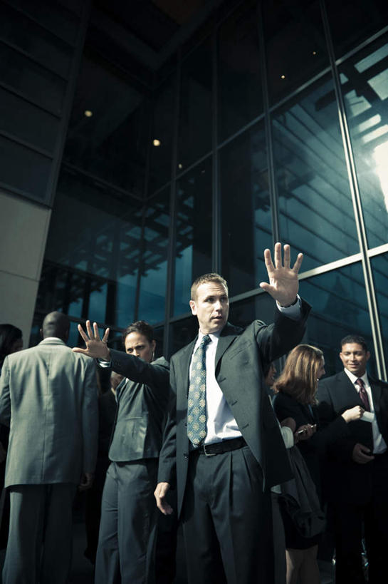 西方人,商务人士,商务男性,商务女性,高楼大厦,站,竖图,室外,白天,仰视,衬衫,度假,讨论,美景,城市风光,城市,大厦,建筑,摩天大楼,玻璃,欧洲,欧洲人,阴影,套装,反射,影子,景观,许多人,注视,娱乐,建设,玻璃制品,观察,看,站着,招手,一群人,享受,休闲,景色,放松,观看,察看,关注,接头,商务装,探讨,工薪阶层,会商,计议,接洽,白种人,白领,上班族,辩论,评论,站立,半身,彩图,低角度拍摄,衬衣,大楼,高层建筑,高楼,摩天楼