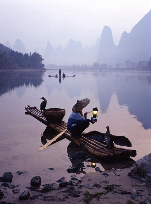 东方人,一个人,坐,竖图,室外,白天,侧面,湖,湖泊,山,山脉,水,鸟,帽子,亚洲,仅一个男性,仅一个人,仅一个中年男性,鸬鹚,鸟类,草帽,湖面,山峰,水流,水面,山峦,注视,黄种人,捕鱼,交通工具,湖水,群山,观察,看,观看,察看,关注,载具,鱼鹰,水老鸦,木排,木筏,男人,男性,中年男性,亚洲人,坐着,彩图,全身