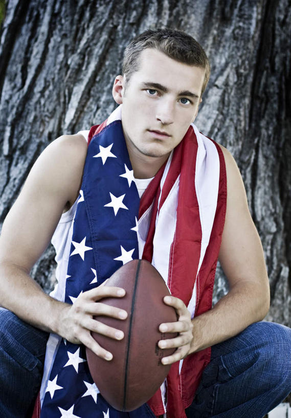 西方人,一个人,坐,竖图,室外,白天,正面,锻炼,成功,运动,合作,团队,信心,竞争,橄榄球,植物,旗帜,国旗,欧洲,欧洲人,仅一个男性,仅一个人,一棵,一面,围绕,速度,注视,运动器械,队伍,树,树木,仅一个年轻男性,绿色,自然,观察,看,健身器械,力量,平衡,生长,成长,观看,协调,察看,成就,关注,健身器材,灵敏,合伙,柔韧,美式橄榄球,耐力,体育,美式足球,男人,男性,年轻男性,白种人,旗,坐着,半身,彩图,健身,运动器材