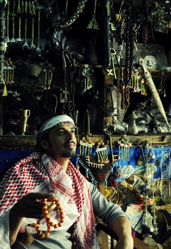 西方人,手,一个人,站,竖图,室内,白天,侧面,旅游,度假,欧洲,欧洲人,仅一个男性,仅一个人,握,服装,节日,拿,拿着,注视,休闲装,文化,娱乐,仅一个年轻男性,衣服,观察,看,祈祷,站着,享受,休闲,健康,手部,休闲服,放松,握着,许愿,宗教,服饰,信仰,观看,纪念,佛珠,祈求,察看,关注,平安,男人,男性,年轻男性,白种人,站立,半身,彩图