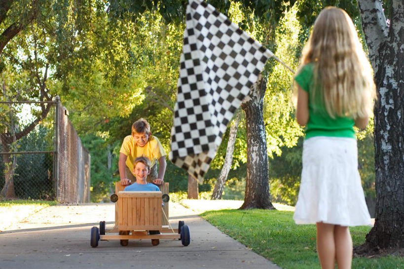 西方人,儿童,背部,三个人,伙伴,朋友,站,举,横图,室外,白天,正面,游戏,友谊,纯洁,草地,草坪,植物,旗帜,玩具,欧洲,欧洲人,一辆,一面,握,阴影,光线,影子,拿,玩,拿着,娱乐,车,草,小孩,蓝色,绿色,蓝天,天空,阳光,童车,天,托,站着,休闲,可爱,童年,童趣,益智,握着,晴朗,活动,消遣,载具,童真,烂漫,无邪,万里无云,天真,友情,男孩,男人,男性,女孩,女人,女性,白种人,晴空,晴空万里,举起,举手,举着,玩耍,嬉戏,向上举,向上伸,向上托,站立,半身,彩图,男生,女生