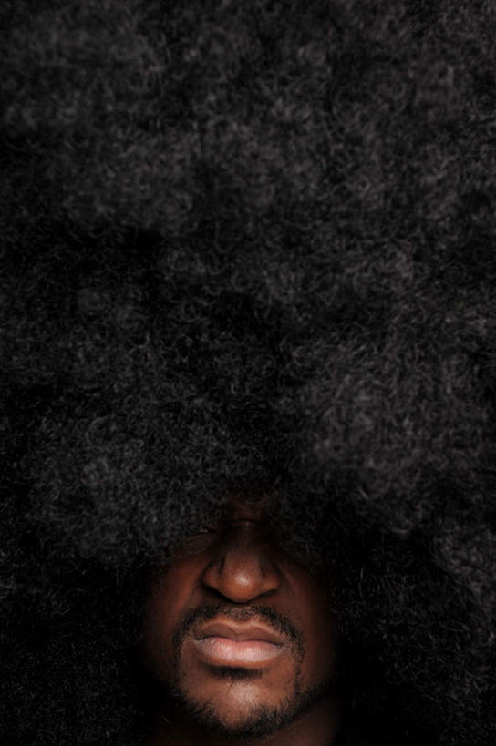 西方人,胡须,一个人,站,竖图,室内,特写,白天,正面,T恤衫,欧洲,欧洲人,仅一个男性,仅一个人,生气,T恤,注视,仅一个年轻男性,黑色,观察,看,站着,遮,遮掩,愤怒,摄影,影棚,巨大,观看,察看,掩盖,遮挡,发怒,关注,爆炸头,情绪,脾气,遮盖,忿怒,怨恨,强烈,掩饰,激动,男人,男性,年轻男性,白种人,长发,胡子,络腮胡,站立,半身,彩图,影棚拍摄,拍摄