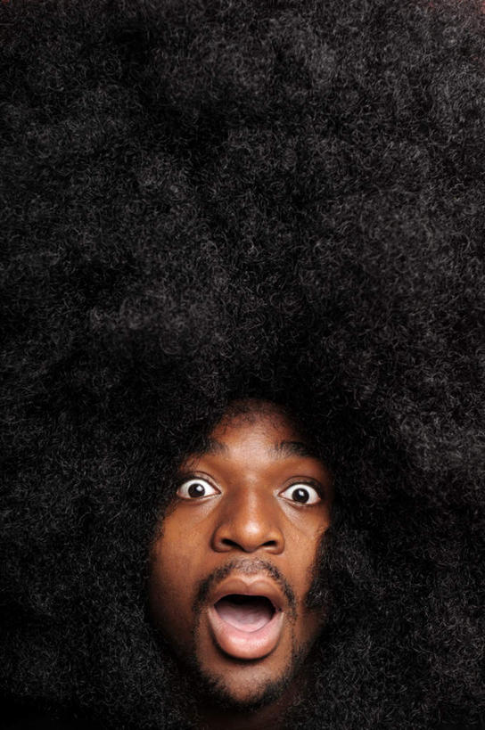 西方人,胡须,一个人,站,竖图,室内,特写,白天,正面,T恤衫,欧洲,欧洲人,仅一个男性,仅一个人,T恤,注视,仅一个年轻男性,黑色,观察,看,站着,张嘴,摄影,影棚,巨大,观看,察看,关注,爆炸头,张大嘴巴,男人,男性,年轻男性,白种人,长发,胡子,络腮胡,张开嘴,站立,半身,彩图,影棚拍摄,拍摄