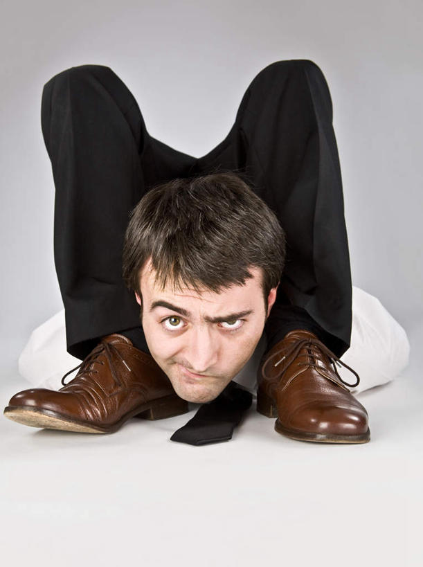 西方人,眼睛,嘴,眉毛,睫毛,一个人,商务人士,商务男性,竖图,室内,白天,正面,衬衫,欧洲,欧洲人,瞳孔,仅一个男性,仅一个人,阴影,灰色背景,套装,时间,反射,时钟,手表,影子,计时,注视,仅一个年轻男性,蓝色,钟表,嘟嘴,观察,看,趴着,撅嘴,表,眼部,摄影,影棚,观看,腕表,察看,关注,商务装,蜷曲,工薪阶层,男人,男性,年轻男性,白种人,睫,眉,眼,眼睫毛,眼眉,嘴巴,嘴唇,白领,上班族,钟,趴,彩图,全身,影棚拍摄,衬衣,拍摄,眼眉毛