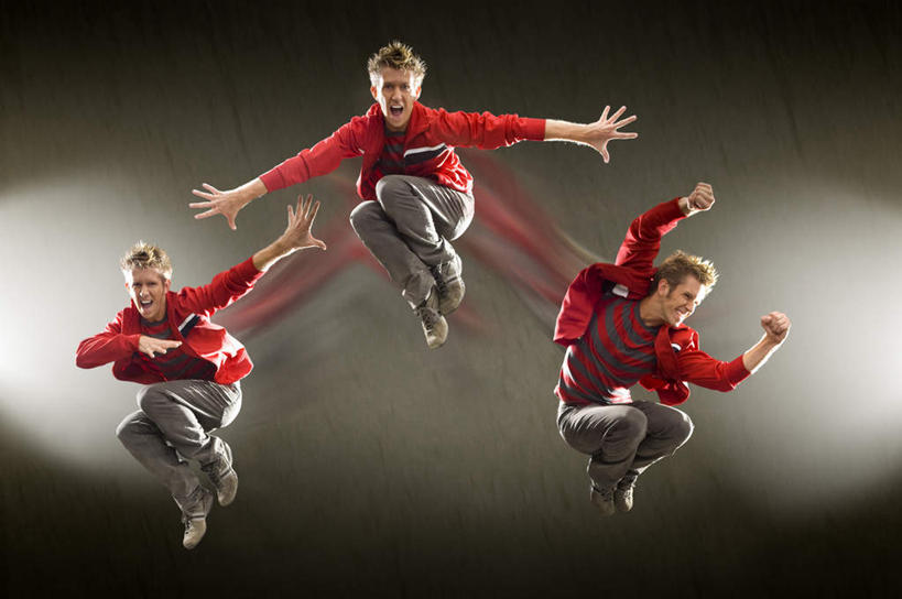 西方人,一个人,跳,伸展双臂,横图,室内,白天,正面,跳舞,武术,欧洲,欧洲人,仅一个男性,仅一个人,服装,半空,注视,休闲装,仅一个年轻男性,衣服,红色,观察,看,张嘴,休闲,休闲服,服饰,观看,连续,察看,关注,舞姿,张大嘴巴,连贯,男人,男性,年轻男性,白种人,张开嘴,屈膝,敞开双臂,伸开双臂,跳跃,展开双肩,张开手臂,张开双臂,彩图,全身,舞蹈