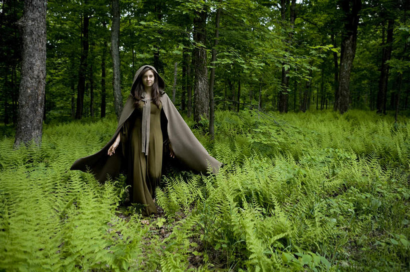 西方人,一个人,走,笑,微笑,横图,室外,白天,正面,草地,草坪,植物,欧洲,欧洲人,仅一个年轻女性,仅一个女性,仅一个人,阴影,服装,光线,影子,注视,休闲装,草,树,树木,衣服,绿色,阳光,自然,观察,看,休闲,休闲服,披风,服饰,生长,成长,观看,察看,关注,斗篷,大氅,年轻女性,女人,女性,白种人,步行,散步,走路,彩图,全身