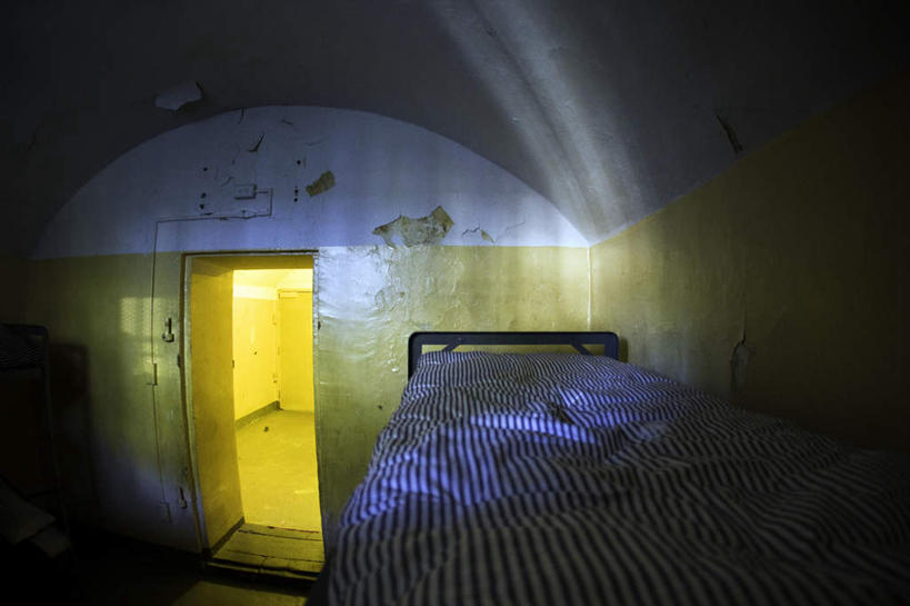 无人,横图,室内,白天,正面,广角镜头,鱼眼镜头,窗户,床,靠垫,门,金属制品,阴影,光线,金属,影子,墙,床单,靠枕,被子,墙壁,墙面,阳光,抱枕,枕头,监狱,单人床,被单,监禁,束缚,关押,监牢,牢狱,监管,禁闭,看守,彩图