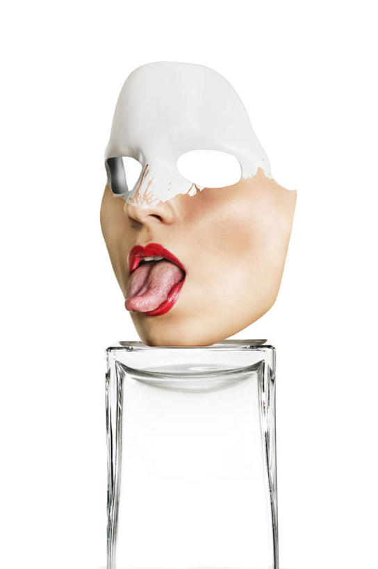 脸,头,鼻子,脸颊,竖图,室内,特写,白天,白色背景,正面,椅子,阴影,反射,面具,影子,吐舌头,伸舌头,鬼脸,吐舌,摄影,影棚,眼眶,头部,鼻,鼻孔,脸部,脸蛋,面部,半身,彩图,影棚拍摄,拍摄