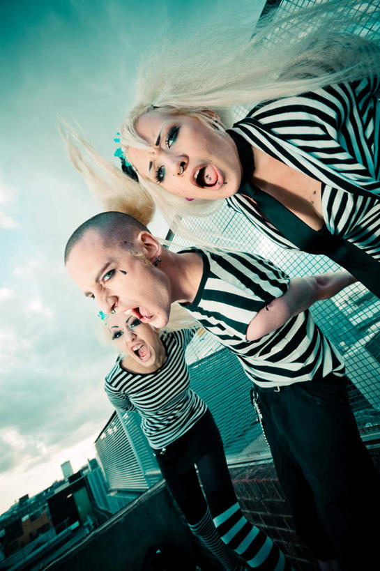 西方人,手,三个人,栏杆,站,竖图,室外,白天,正面,美容,时尚,欧洲,欧洲人,撑,阴影,服装,艺术,装饰,光线,影子,栅栏,墙,篱笆,云,云朵,围栏,摇滚,云彩,注视,休闲装,文化,护栏,墙壁,墙面,衣服,蓝色,白云,蓝天,天空,阳光,饰品,首饰,天,观察,看,站着,张嘴,休闲,手部,休闲服,宗教,服饰,信仰,晴朗,观看,纪念,修饰,点缀,察看,撑着,吼叫,关注,鼻钉,张大嘴巴,唇钉,舌钉,衬托,美观,穿孔,叛逆,男人,男性,年轻男性,年轻女性,女人,女性,白种人,晴空,张开嘴,站立,半身,彩图