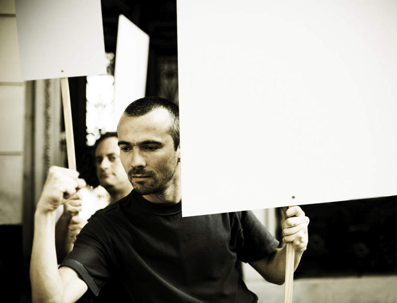 西方人,手,两个人,站,走,举,横图,室内,白天,正面,欧洲,欧洲人,握,阴影,服装,反射,影子,拿,拿着,休闲装,衣服,白板,托,站着,休闲,手部,休闲服,握着,阻挡,服饰,记录板,游行,否决,记事板,反对,请愿,示威,游街,男人,男性,年轻男性,白种人,步行,举起,举手,举着,散步,向上举,向上伸,向上托,站立,走路,半身,彩图