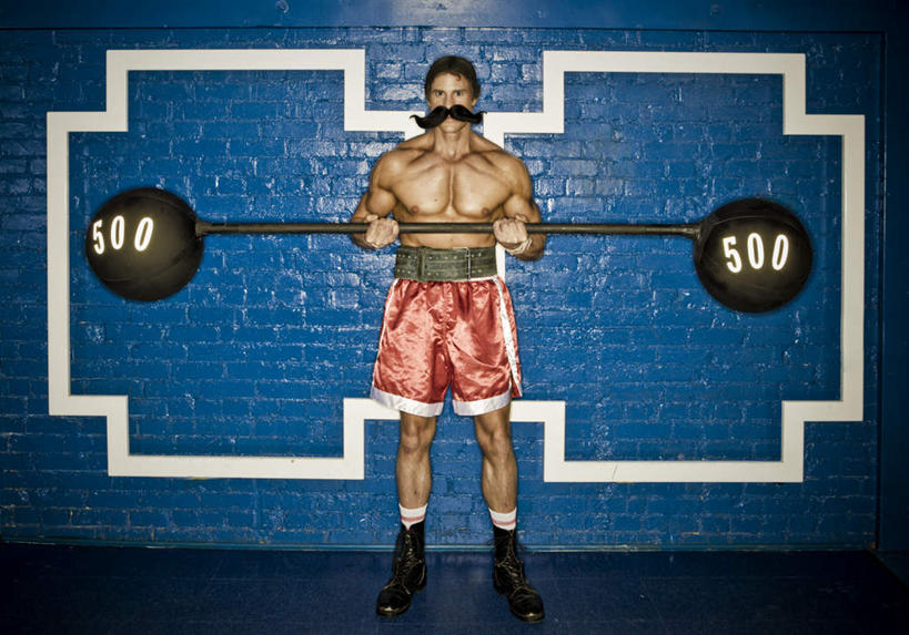 西方人,肌肉,胡须,健壮,一个人,横图,室内,白天,正面,锻炼,运动,举重,杠铃,欧洲,欧洲人,仅一个男性,仅一个人,阴影,裤子,透明,反射,影子,墙,运动器械,裸露,墙壁,墙面,仅一个年轻男性,蓝色,健康,健身器械,活力,力量,青春,健美,强壮,瘦身,裸,健身器材,塑形,杠铃操,理智,沉静,冷色,高深,冷淡,体育,杠铃运动,男人,男性,年轻男性,白种人,山羊胡,胡子,彩图,全身,健身,运动器材,举重运动