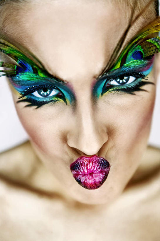 西方人,脸,头,眼睛,鼻子,嘴,耳朵,脸颊,眉毛,睫毛,一个人,竖图,彩色,室内,特写,白天,白色背景,正面,羽毛,欧洲,欧洲人,瞳孔,仅一个年轻女性,仅一个女性,仅一个人,阴影,轻盈,柔软,反射,影子,注视,嘟嘴,观察,看,撅嘴,眼影,眼部,摄影,影棚,观看,五颜六色,色彩斑斓,察看,关注,孔雀毛,五彩缤纷,轻柔,五彩斑斓,五光十色,年轻女性,女人,女性,白种人,头部,鼻,鼻孔,耳,耳部,睫,脸部,脸蛋,眉,面部,眼,眼睫毛,眼眉,嘴巴,嘴唇,半身,彩图,影棚拍摄,拍摄,眼眉毛