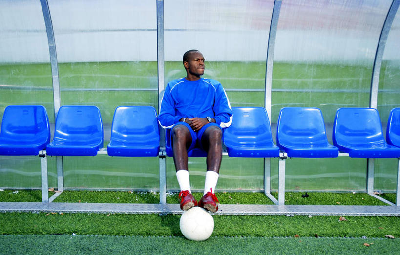 西方人,脚,一个人,坐,笑,双手交叉,微笑,露齿笑,横图,室外,白天,正面,运动服,足球,草地,草坪,植物,欧洲,非洲,黑人,欧洲人,仅一个男性,仅一个人,一排,阴影,服装,整齐,透明,光线,影子,足球装备,运动器械,踩,座位,草,排列,仅一个年轻男性,衣服,蓝色,绿色,阳光,踩着,健身器械,服饰,遮阳棚,双手抱胸,衣着,穿着,队列,健身器材,蹴鞠,理智,沉静,衣饰,冷色,高深,冷淡,坐位,足球运动,男人,男性,年轻男性,非洲人,坐着,彩图,全身,运动器材,运动装