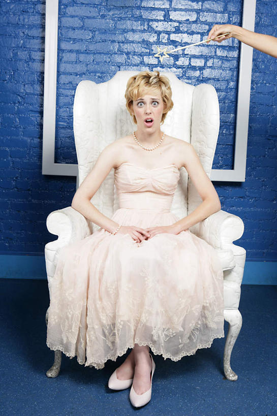 西方人,手,两个人,坐,竖图,室内,白天,正面,裙子,椅子,欧洲,欧洲人,握,连衣裙,惊讶,透明,墙,拿,拿着,注视,墙壁,墙面,蓝色,观察,看,手部,握着,观看,惊奇,察看,关注,仙女棒,理智,诧异,沉静,冷色,高深,冷淡,年轻女性,女人,女性,白种人,坐着,半身,彩图