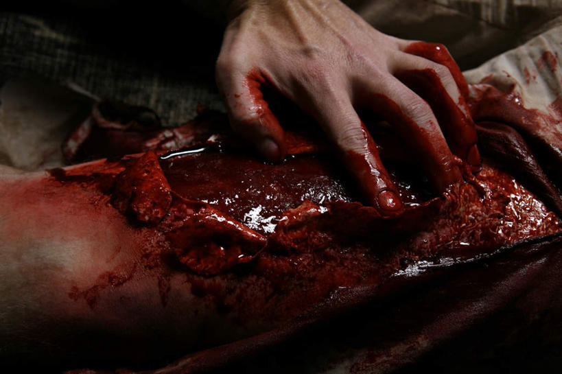 西方人,手,一个人,站,摸,横图,俯视,室内,特写,白天,欧洲,欧洲人,仅一个年轻女性,仅一个女性,仅一个人,抚摸,站着,手部,抓,血液,单手,伤口,年轻女性,女人,女性,白种人,触摸,接触,站立,半身,彩图,高角度拍摄,五指张开