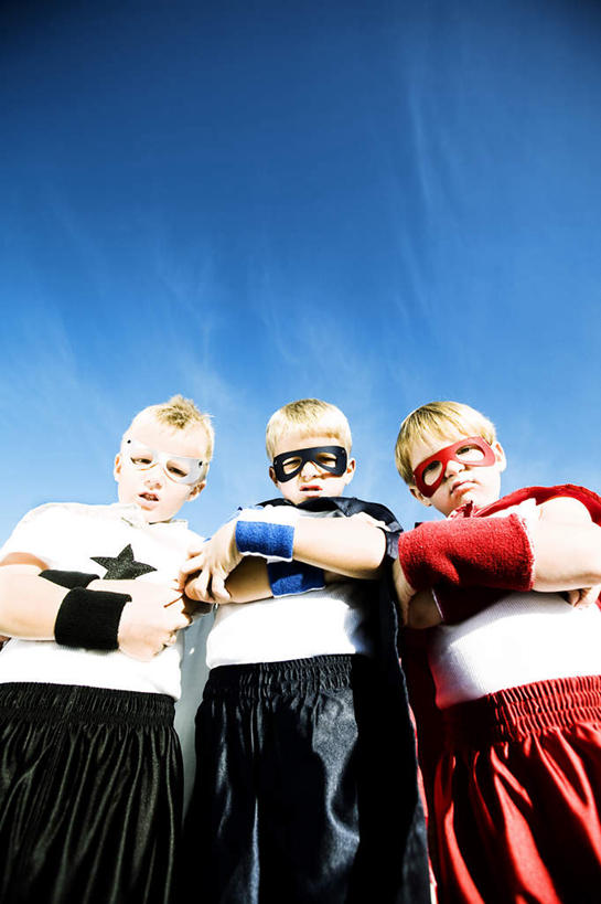 西方人,儿童,三个人,站,双手交叉,竖图,室外,白天,仰视,纯洁,欧洲,欧洲人,服装,云,云朵,云彩,注视,休闲装,小孩,衣服,蓝色,白云,蓝天,天空,天,观察,看,站着,休闲,休闲服,可爱,童年,童趣,服饰,晴朗,观看,正义,察看,双手抱胸,关注,超人,童真,烂漫,无邪,超级英雄,英雄,超能力,公理,天真,男孩,男人,男性,白种人,晴空,站立,半身,彩图,低角度拍摄,男生