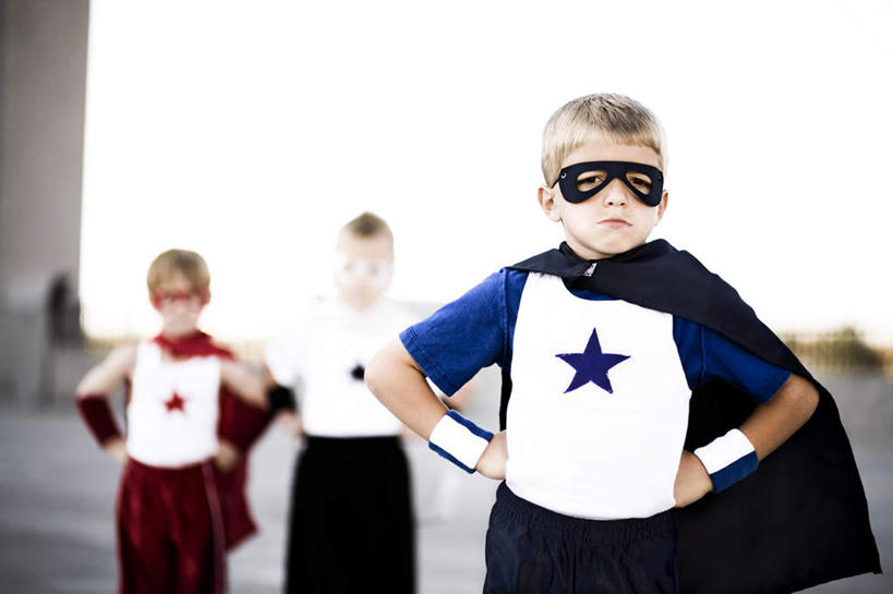 西方人,儿童,三个人,站,横图,室外,特写,白天,正面,纯洁,安全,欧洲,欧洲人,朦胧,模糊,眼镜,防护,注视,手叉腰,小孩,叉腰,观察,看,站着,可爱,童年,童趣,观看,护目镜,保护,正义,察看,双手叉腰,关注,保险,超人,童真,烂漫,无邪,保全,周全,安稳,安定,安全防护眼镜,超级英雄,英雄,超能力,公理,平安,天真,男孩,男人,男性,白种人,站立,半身,彩图,防护眼镜,男生