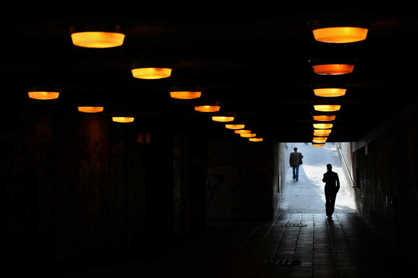 西方人,两个人,走,横图,室外,白天,正面,照明,欧洲,欧洲人,阴影,光线,隧道,壁灯,影子,走道,走廊,过道,灯光,灯,阳光,灯具,照亮,照明设备,男人,男性,年轻男性,白种人,步行,散步,走路,彩图,全身