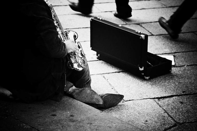 西方人,一个人,横图,俯视,黑白,室外,白天,欧洲,欧洲人,仅一个男性,仅一个人,握,艺术,金属,瓷砖,地砖,管乐器,乐器,萨克斯,铜管乐器,地面,音乐,拿,拿着,仅一个年轻男性,握着,乞丐,萨克斯风,萨克斯管,乞讨,男人,男性,年轻男性,白种人,半身,高角度拍摄