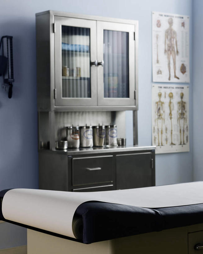 无人,医院,竖图,室内,白天,正面,柜子,阴影,光线,罐子,影子,墙,灯光,墙壁,墙面,玻璃制品,玻璃瓶,瓶子,橱柜,四个,医疗机构,彩图,病院,诊所