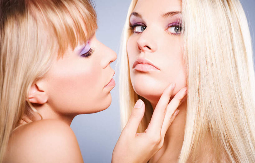 西方人,手,两个人,站,举,摸,横图,室内,特写,白天,正面,房间,欧洲,欧洲人,抚摸,阴影,光线,影子,墙,灯光,注视,裸露,相视,墙壁,墙面,一个,观察,回头,看,托,站着,张嘴,转头,面对面,手部,眼影,单个,赤裸,观看,对视,挑逗,察看,关注,裸,相对,张大嘴巴,相看,年轻女性,女人,女性,白种人,张开嘴,触摸,接触,举起,举手,举着,向上举,向上伸,向上托,站立,半身,彩图